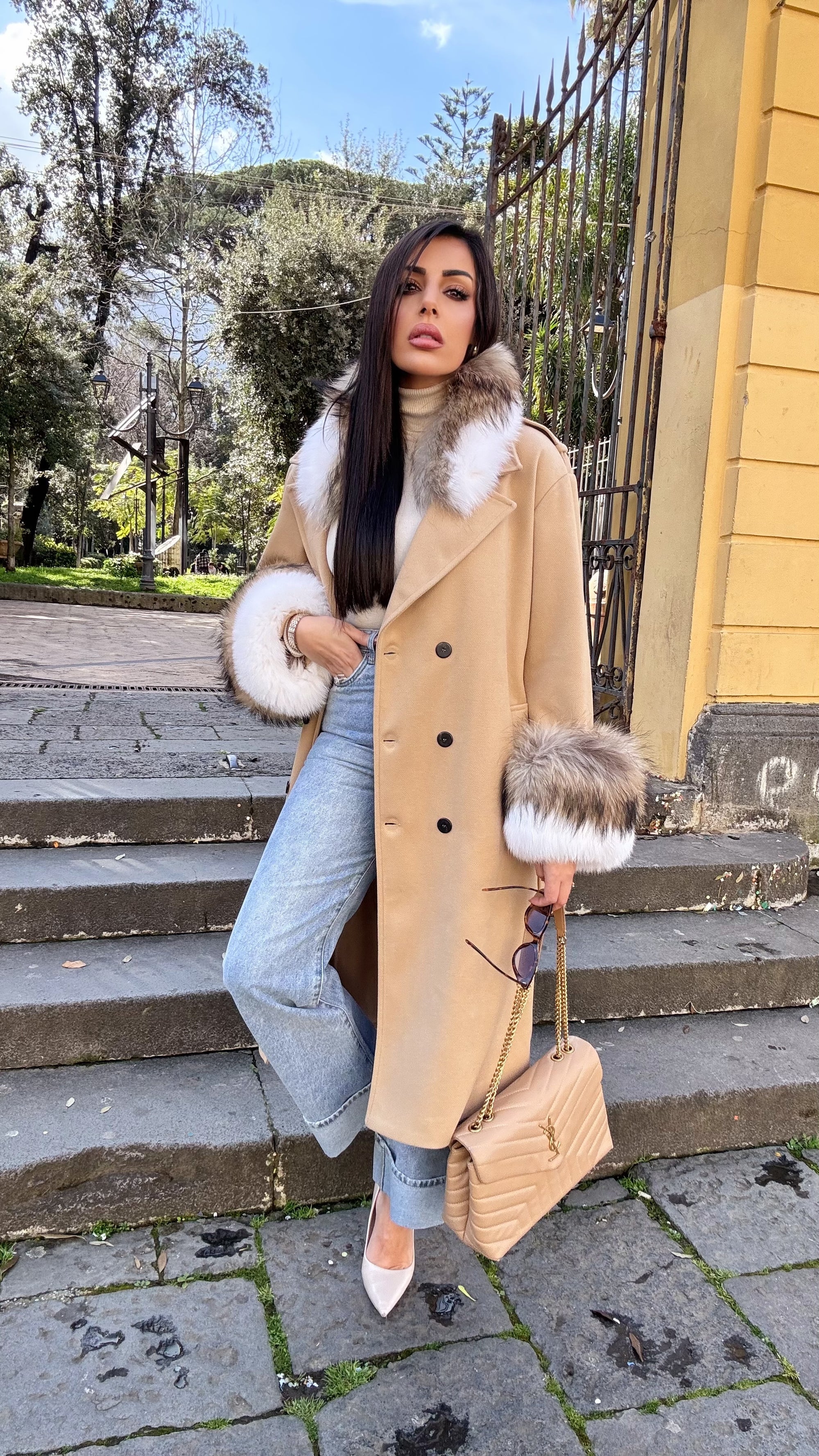 Cappotto doppiopetto con bordi in volpe