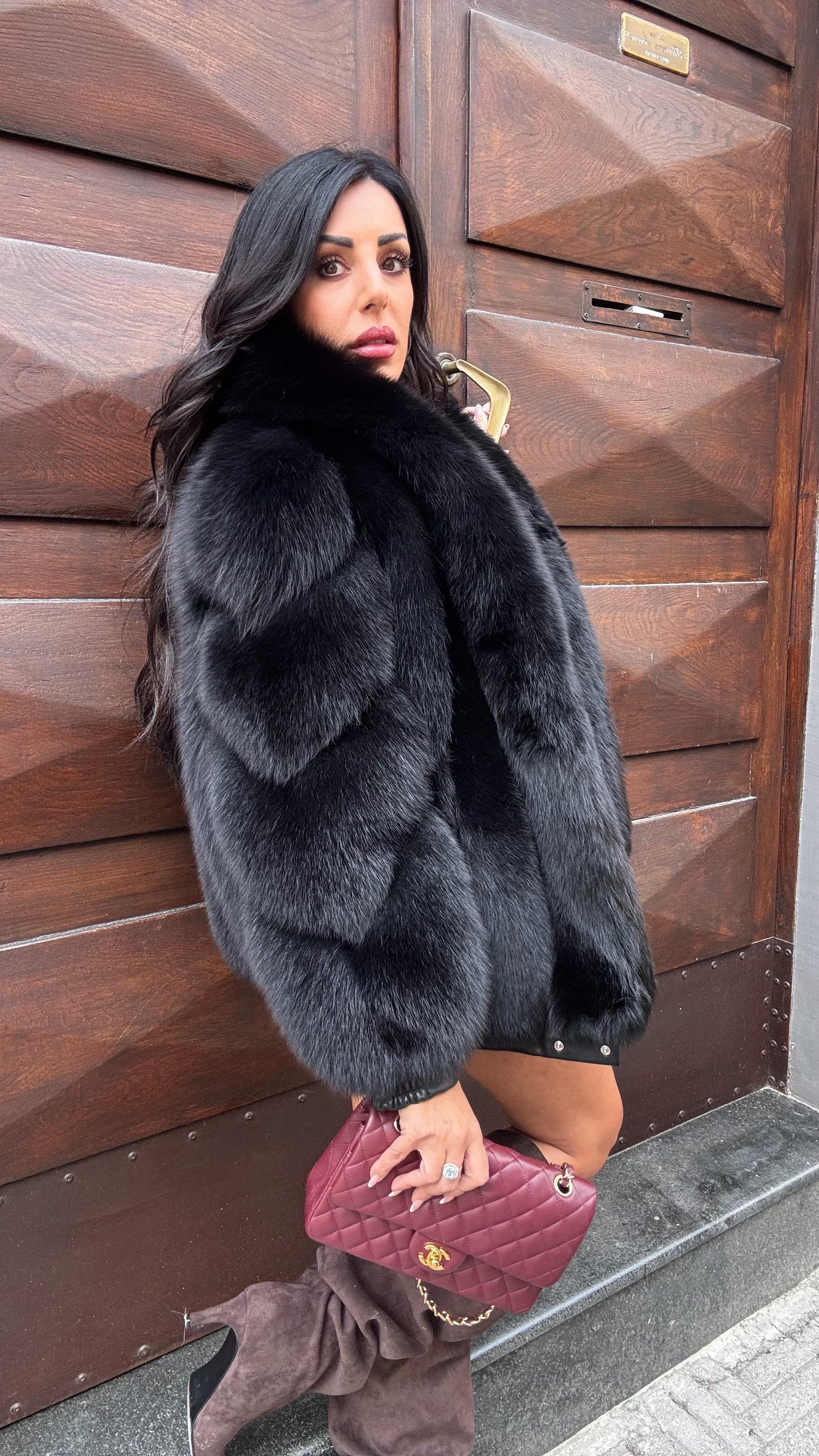 Volpe Luxury black intence