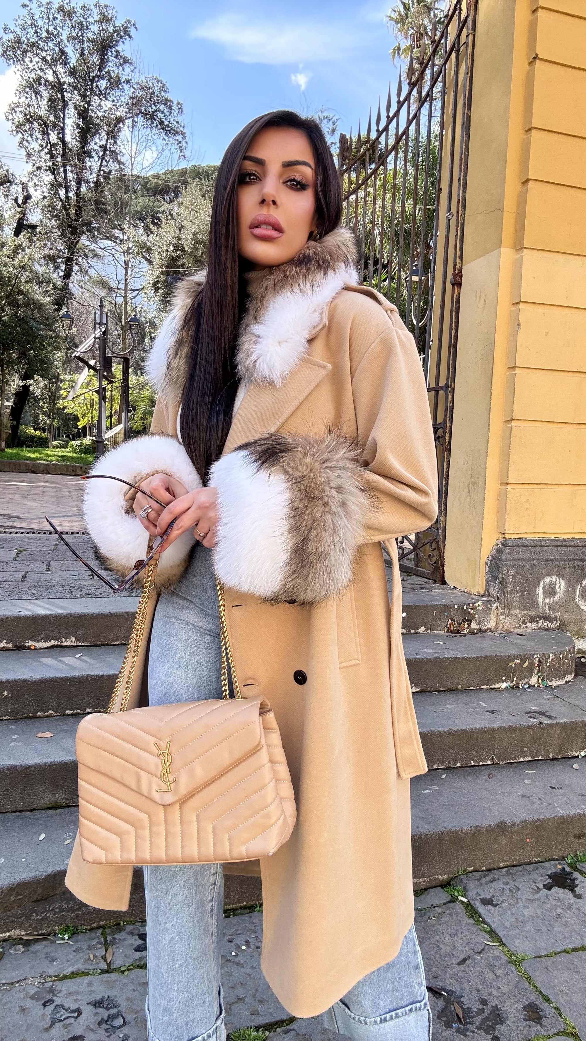 Cappotto doppiopetto con bordi in volpe