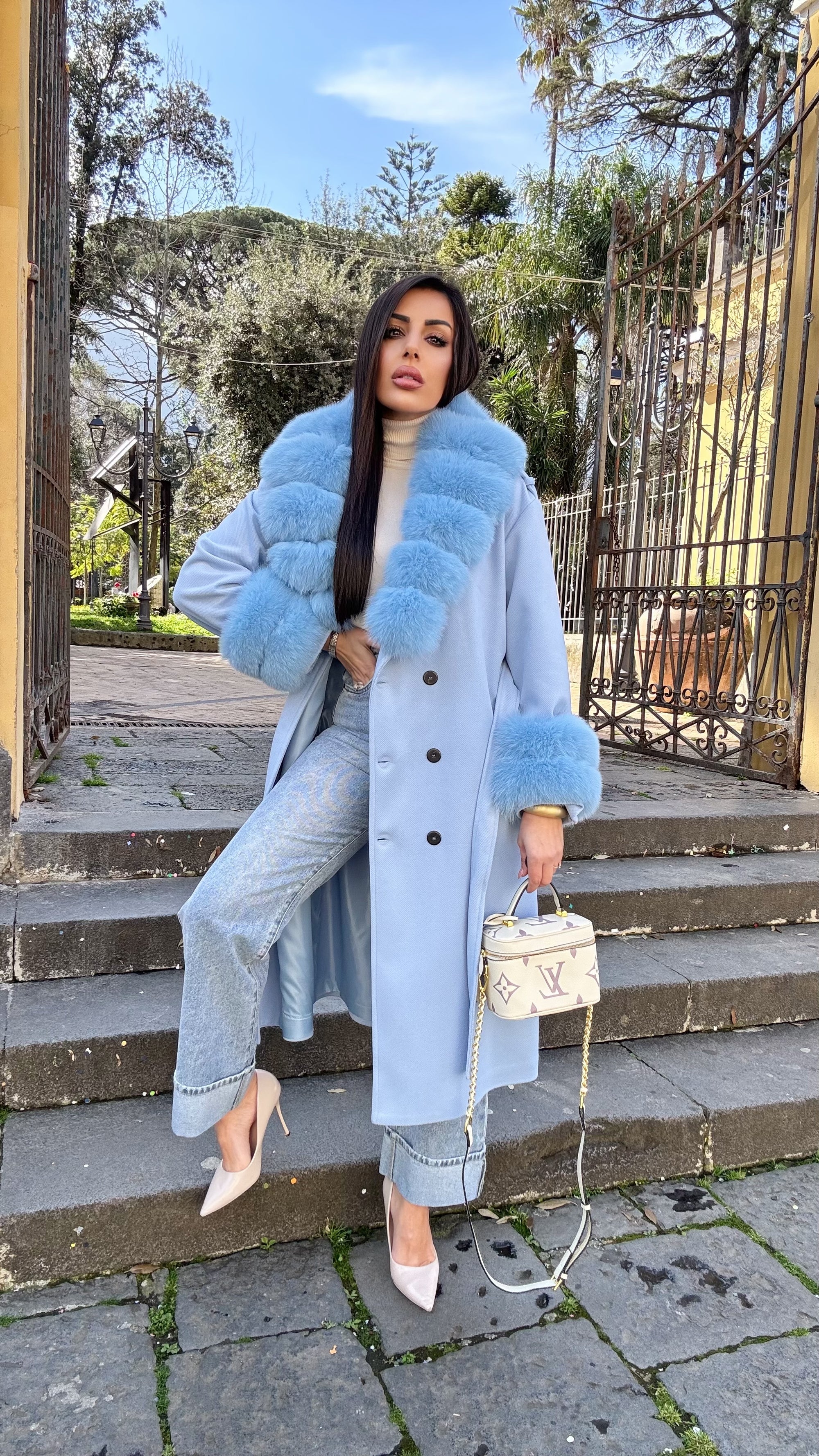 Cappotto doppiopetto con bordi in volpe