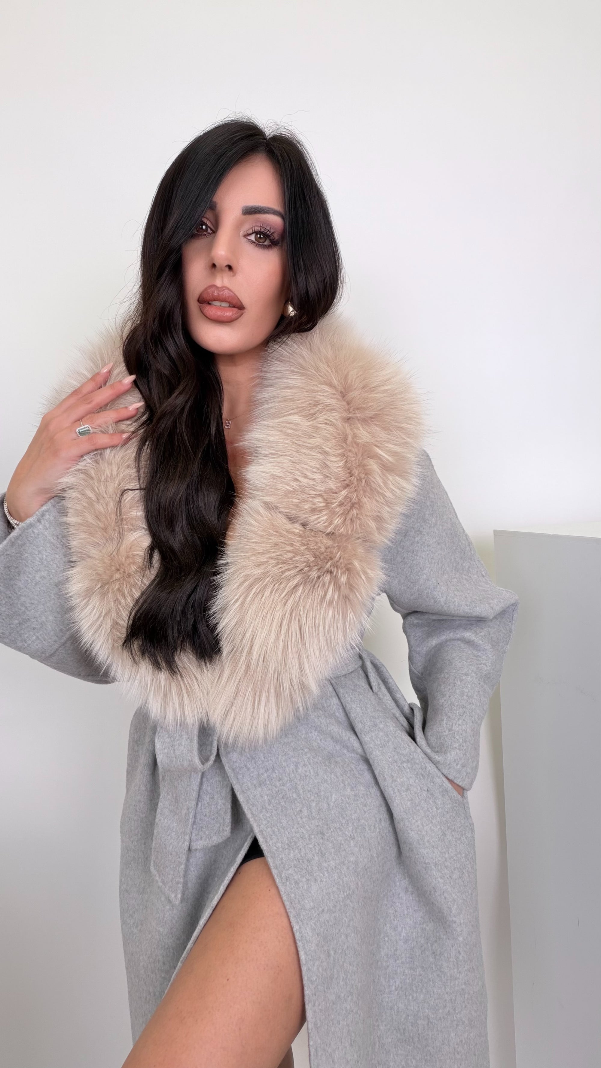 Cappotti in lana con bordo in volpe