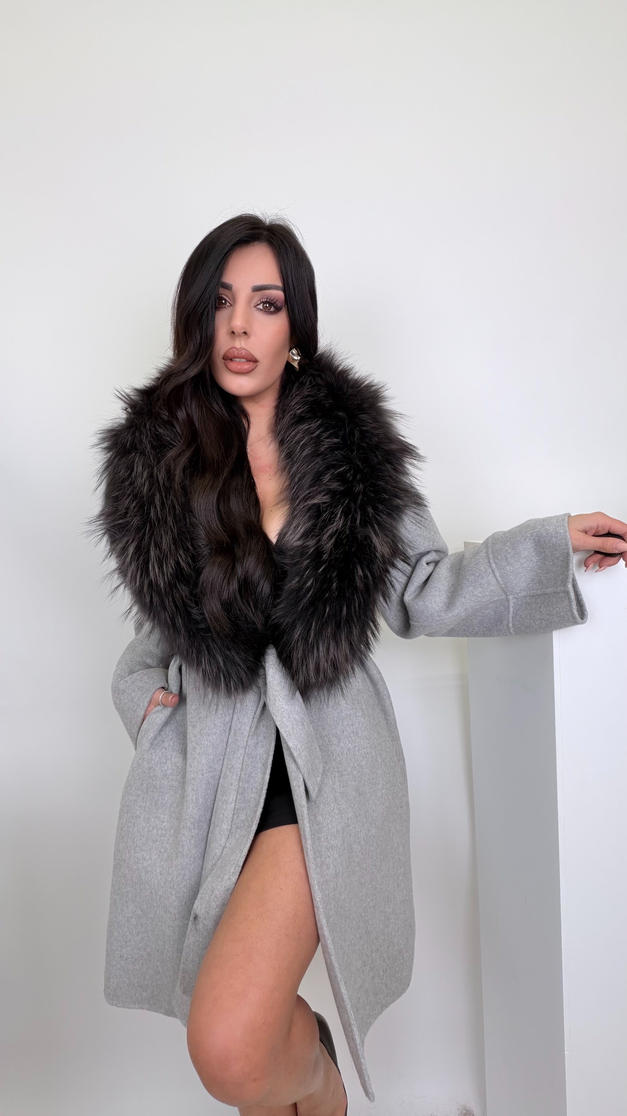 Cappotti in lana con bordo in volpe