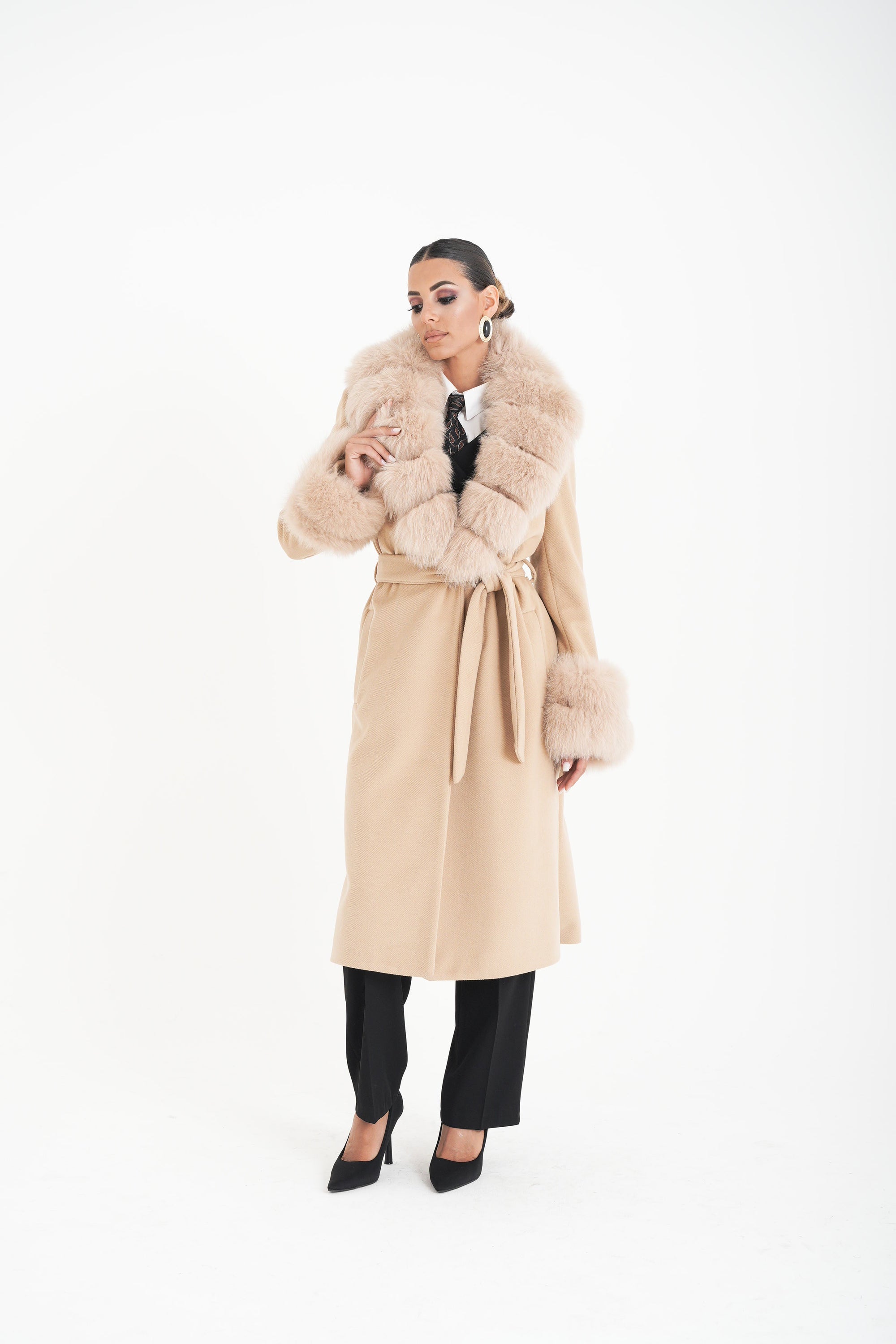 Cappotto bordato in volpe beige