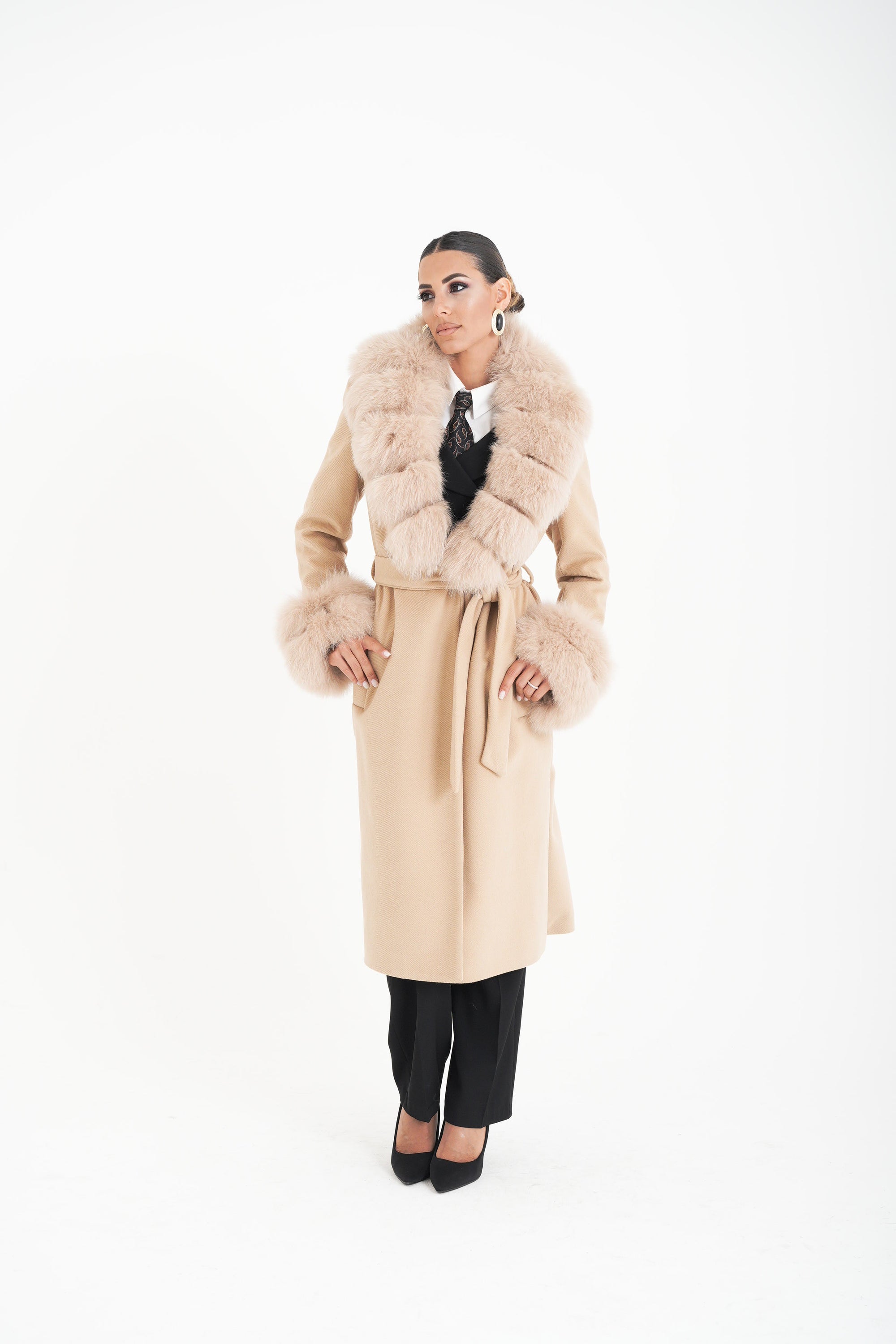 Cappotto bordato in volpe beige