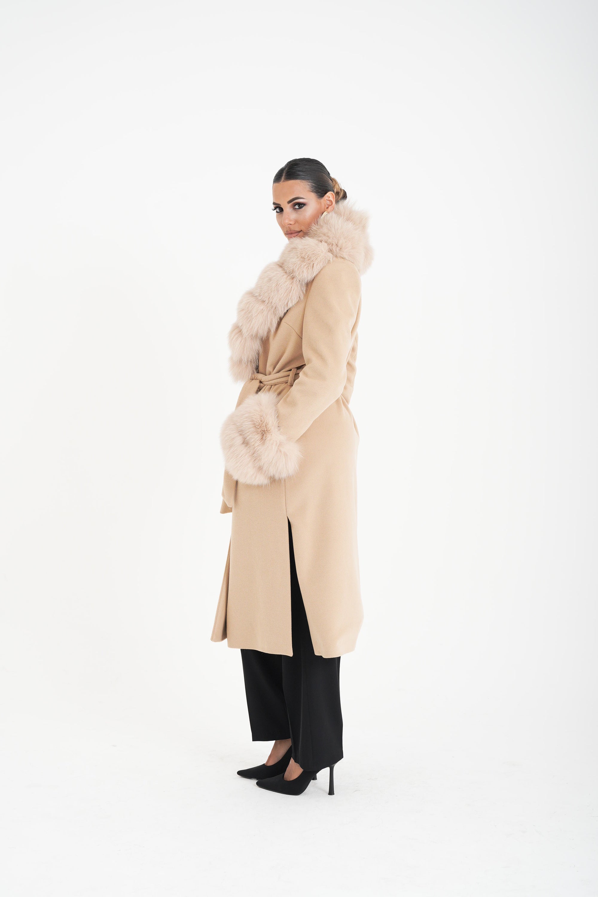 Cappotto bordato in volpe beige