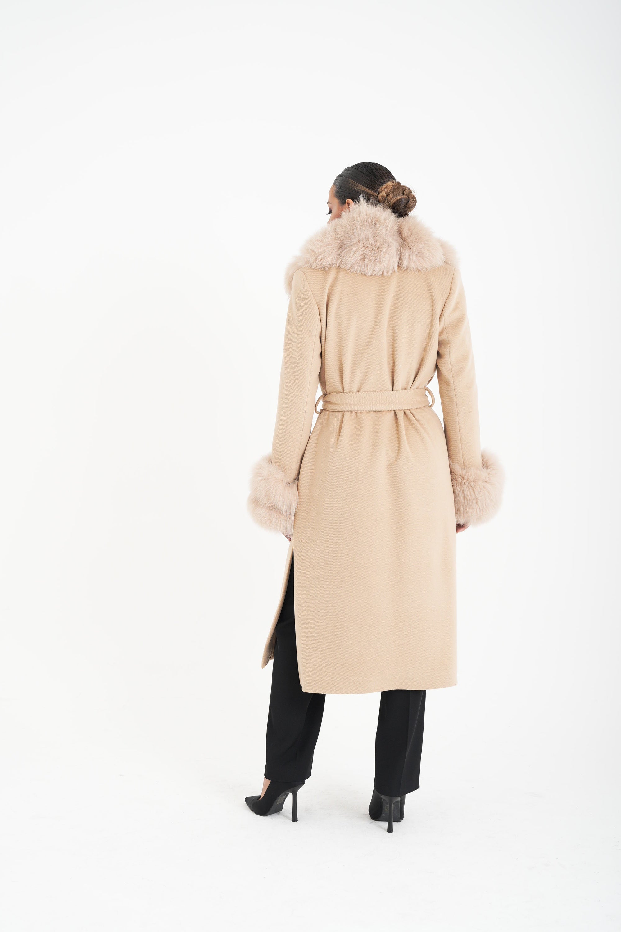 Cappotto bordato in volpe beige