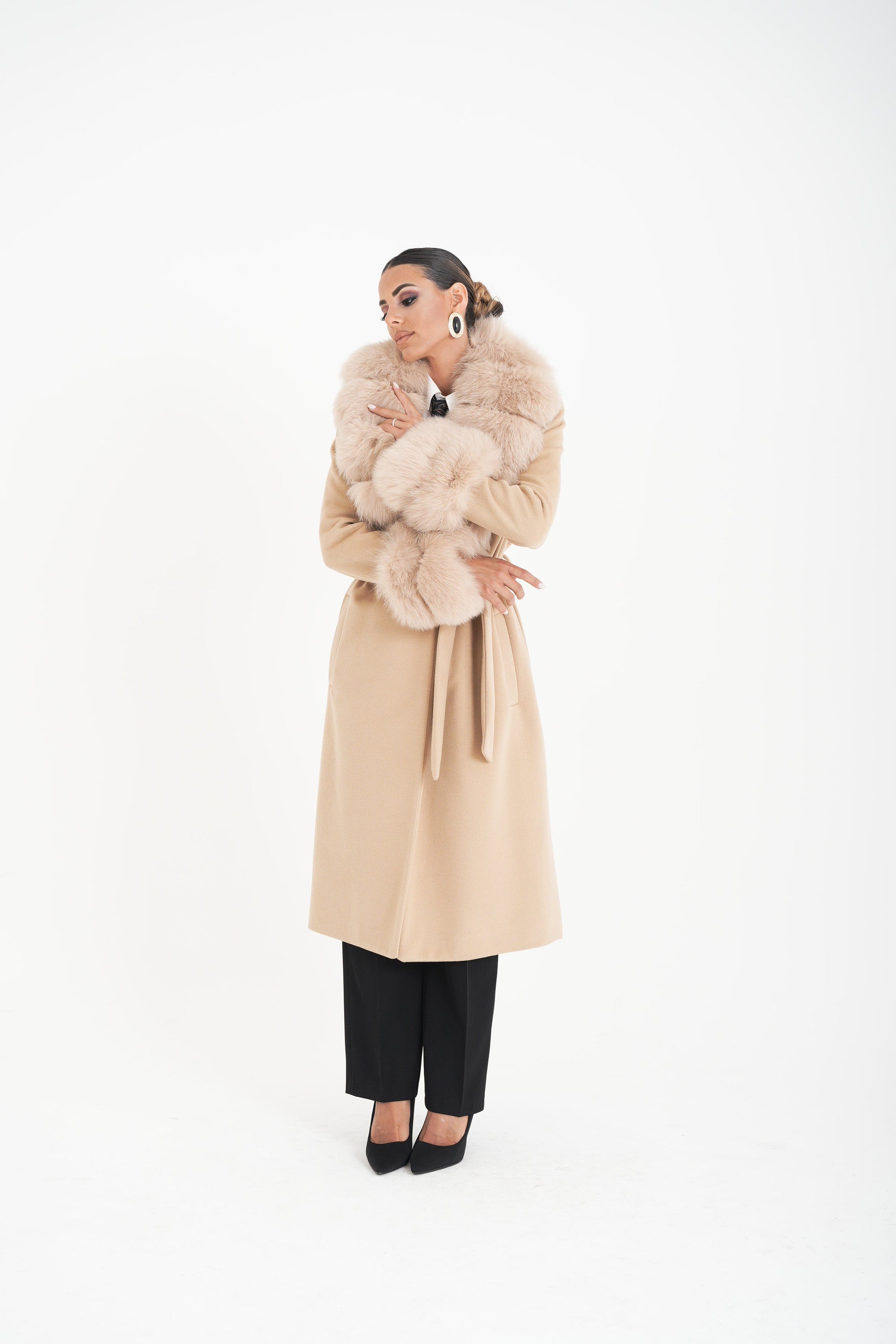 Cappotto bordato in volpe beige