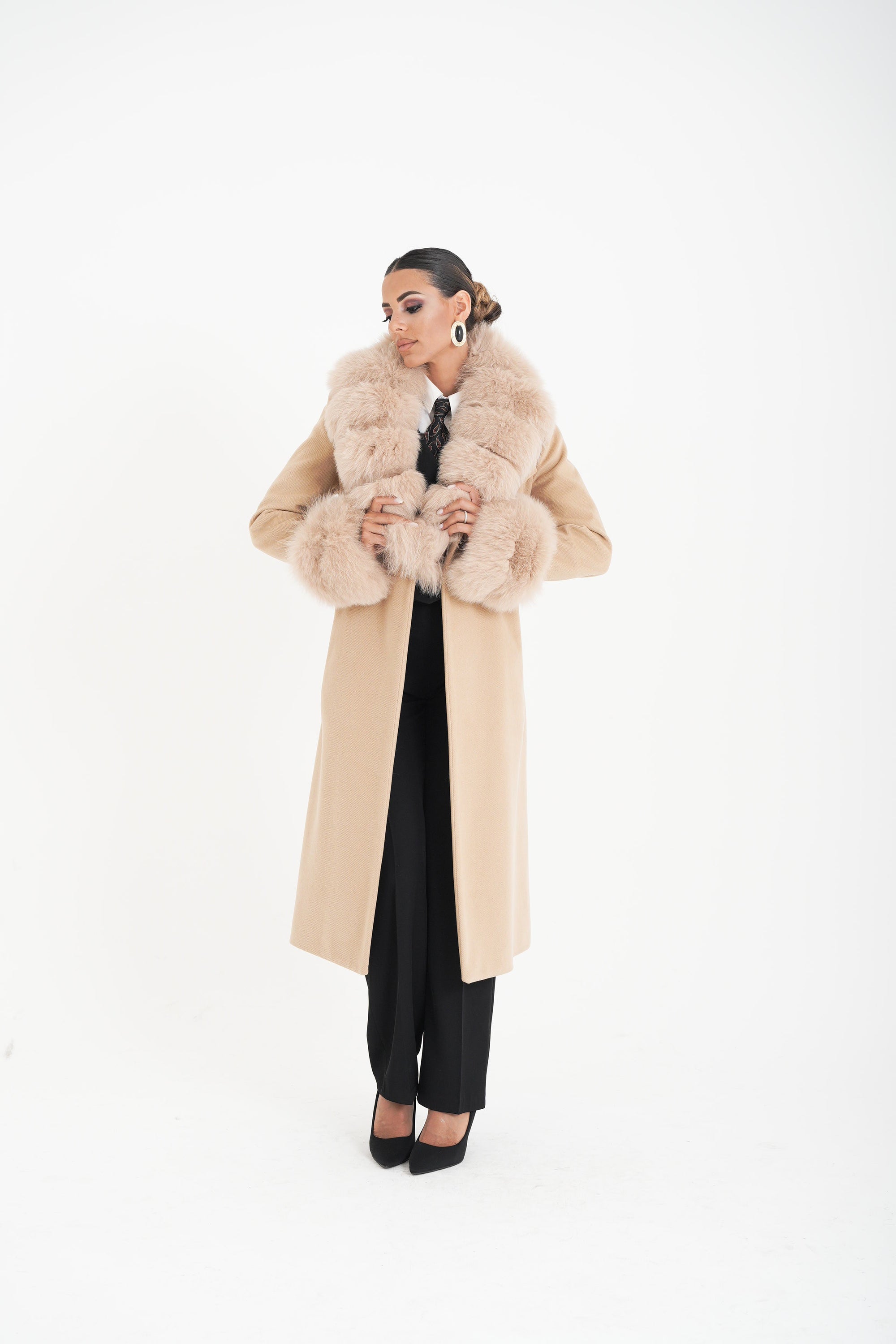 Cappotto bordato in volpe beige