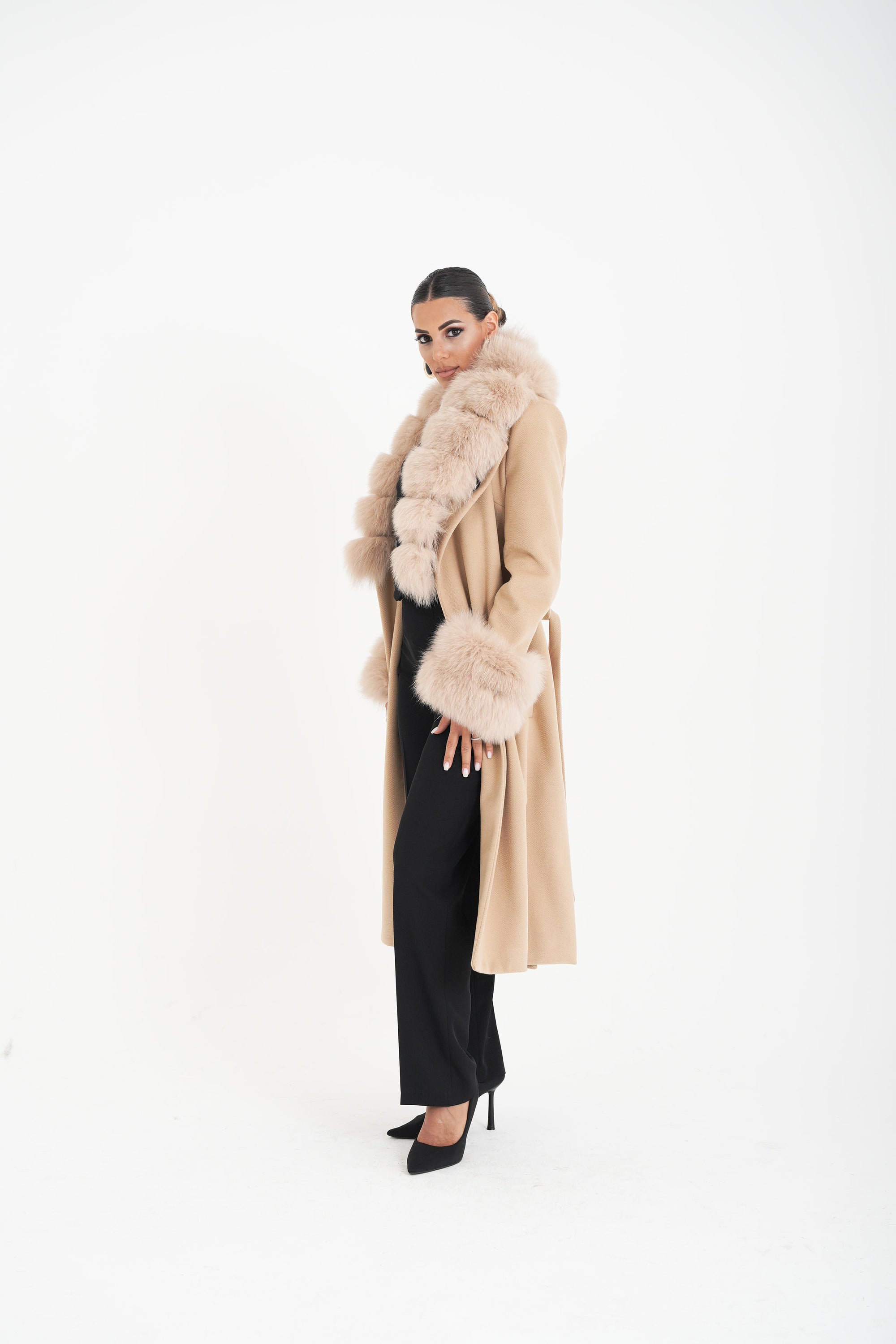 Cappotto bordato in volpe beige